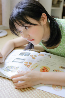 嘴巴含胸